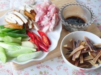 step1: 將<span class="group_1">食材</span>、醬料備妥；乾魷魚先放略沖洗用熱水浸泡約30分鐘再切細段