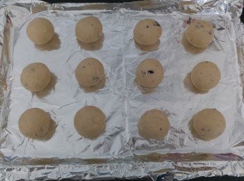 step4: 麵團平均分成12粒每粒約38克, 再搓成12粒波波。