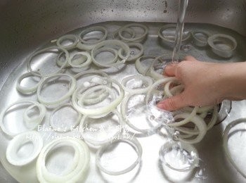 step1: 洋蔥去皮後橫切成圈 , 用水沖一沖洗乾淨