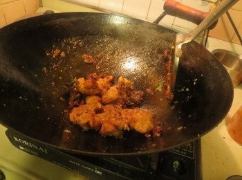 step4: 然后加入雞塊炒勻即可。