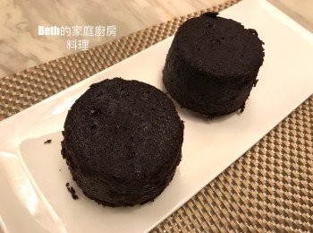 step6: 布丁放涼後，用刀子在烤杯邊緣畫ㄧ圈，倒扣在盤子上