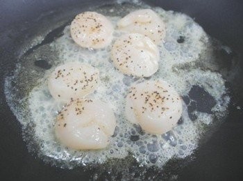 step9: 接下來煎干貝~~ 每面煎約1-2分鐘即可^^ 然後擺在飯上就完成啦!!!