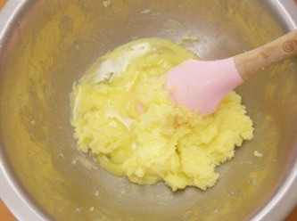 step1: 先來製作塔皮部分。將奶油與過篩糖粉拌勻後分兩次將蛋液加入拌勻。
