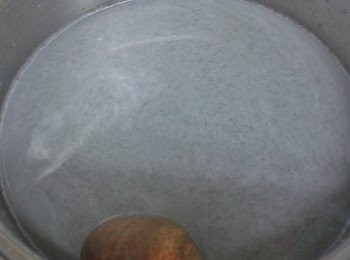step4: 將芝麻漿放入大鍋內，下冰糖，用中火煮溶，不停攪拌。煮沸後，下一半米漿，不停攪拌，如喜歡較濃稠，可再加多點米漿，煮滾後關火即成！