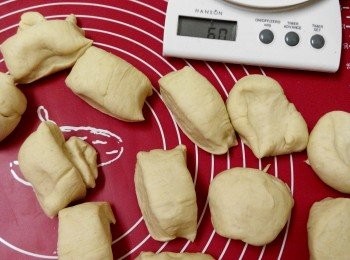 step5: 分剂均勻（Jojo這一次做大一點每粒60克）