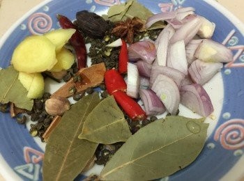 step2: 加入痳辣香料、紅椒及薑爆香。