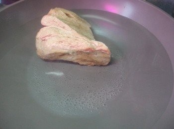 step2: 烤麩不用切開,用滾水煮30分鍾至軟身