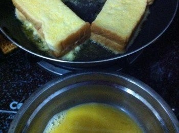 step3: 調製蛋汁部分，蛋打散，玉米粉加入食水混合加入蛋中【可以加入少許的鹽巴調味】，充分攪拌均勻。