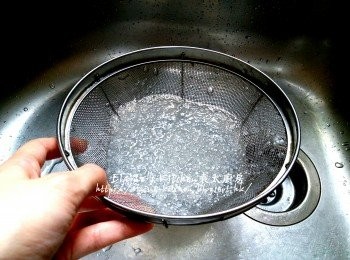 step6: 西米浸10分鐘冰水後瀝乾水份備用