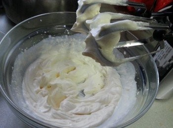 step12: 打到忌廉見開始硬身,拉出時有勾即可(不要打太耐,否則會變回水份)