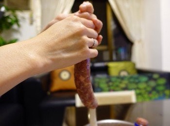 step4: 將作法2慢慢灌入作法3的腸衣內，邊罐邊用手將肉滑入。