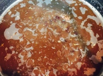step2: 鍋中放入紅豆蓉和水，水量可按個人喜好調整，攪拌均勻。煮滾後加入桂花乾，拌勻熄火。