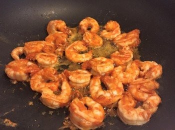 step2: 準備起油鍋，白蝦身抓點太白粉下鍋煎至五分熟後，盛起備用