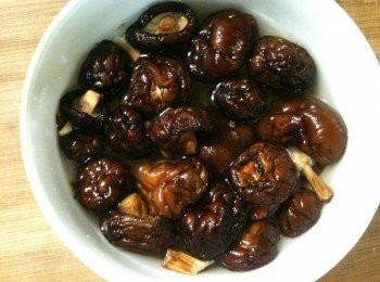 step2: 乾香菇泡水備用。