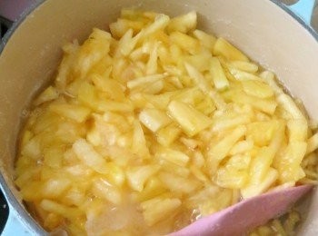 step2: 將菠蘿放入鍋裡加入檸檬汁，小火煮到果肉出水變軟