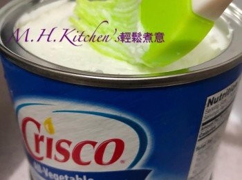 step32: 預熱窩夫機，預熱後用掃在窩夫機燙板上塗上少許菜油