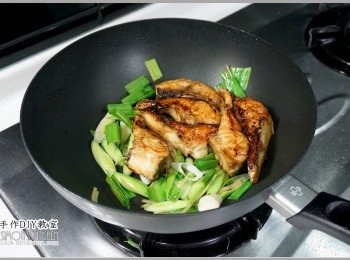 step6: 5.接著將剛剛煎好的烏魚也下鍋一起稍微翻炒，喜歡辣的可以在這時候
加入辣椒片一起炒。