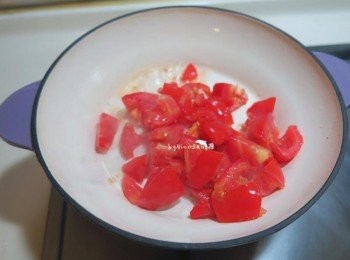 step2: 起鍋少許油拌炒番茄變成鮮紅色