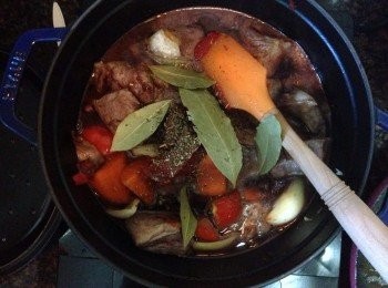 step5: 將牛肋條倒回鍋中，再加入茄膏, 牛肉清湯, 紅酒，月桂葉, 百里香(Thyme)及迷迭香(Rosemary)拌均，然而大火煮滾後加蓋炆 30 分鐘，關火焗　15 分鐘。
