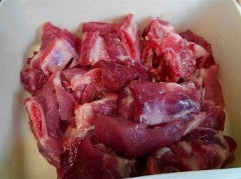 step2: 排骨洗淨後以滾水汆燙，盛起備用。