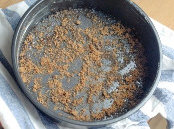 step2: <span class="group_2">蛋糕底部</span>：用軟化的無鹽牛油塗抹蛋糕模的底部及內側，然後灑上紅糖，平均鋪在底部