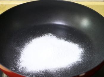 step4: 不粘鍋裡倒入生的糯米粉，炒至糯米粉微微發黃，即可，盛起備用。