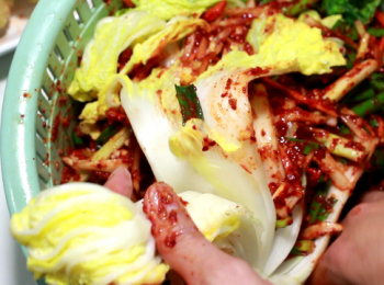 step14: 在醃製泡菜時, 在每片葉子與葉子中間都需填入配料。
一片一片來處理。完成後留兩片外葉, 把其餘對摺, 再用外葉把它包起, 可愛的小寶貝就完成了。