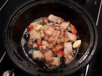 step5: 加入剛才的五花肉片做翻炒。