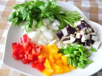 step1: 準備五彩鮮蔬，將洋蔥、紫茄、紅椒、黃椒、青椒切丁，香菜備用