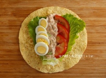 step5: 在墨西哥捲餅上放上鮪魚餡與生菜、番茄並捲起來就完成了。