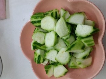 step2: 勝瓜切細備用