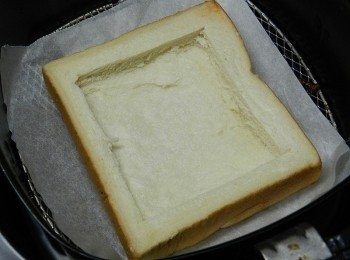 step5: 將厚片土司挖一層掉