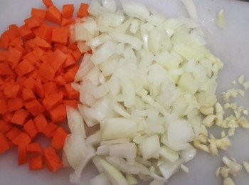 step2: 洋蔥，紅蘿蔔切碎