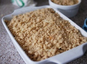 step4: 將<span class="group_2">奶酥</span>鋪在蘋果及蜜桃上，用叉壓實