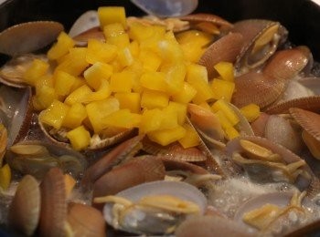 step4: 見到花甲開口即加黃椒快炒最後加入沙嗲醬及老抽 (試味：如不夠味可加點頭抽)