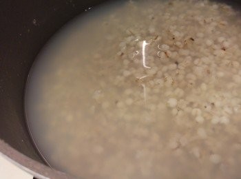 step1: 薏米需浸水一小時,之後瀝乾水份。