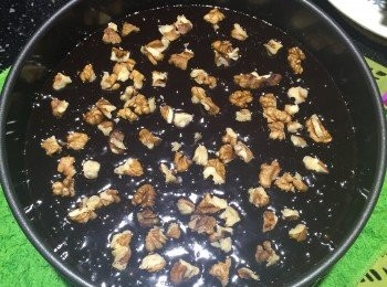 step5: 將麵糊倒入烤模中(6吋即可)，並撒上核桃。