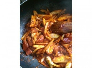 step5: 準備平底鍋，不需要放油哦，直接就倒進去中火炒至豬肉熟透就可以了~