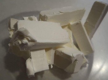 step2: 將奶油乳酪切成塊狀，放入碗中備用，切塊有助於加速打發。