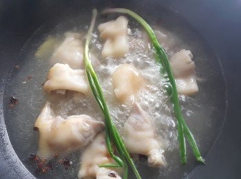 step3: 再用花椒，八角，薑片，黃酒，蔥用一大湯碗水，中細火滾1小時，熄火蓋好焗1小時