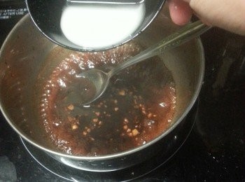 step9: 將醃肉料剩餘的汁加1湯匙蜜糖煮滾,加入生粉水埋芡