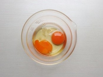 step4: 雞蛋加入少許海鹽,用筷子打散備用。