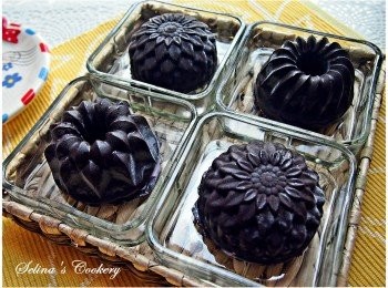 step4: 4. 最後，倒入餘下朱古力漿填至模具平面及用匙羹背掃平，放回冰格雪3小時以上即可取出脫模；若用軟身矽膠模一反轉就甩，好易脫模。