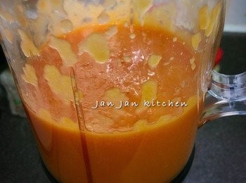 step4: 傾入攪拌機攪至幼滑，倒回鍋中加熱即可。如有需要，可加入一點點的糖平衡一下蕃茄的酸味。至於湯的稀稠度可因個人喜好自行調較。