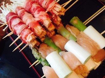 step2: 金菇切去尾段洗淨分成12份，每份用已解凍肥牛捲起，串好。雞柳、大葱和露筍洗淨後切成約4cm長段 。雞柳、大葱和雞柳、露筍分別梅花間竹地串好。