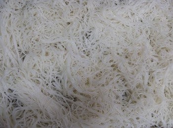 step6: 開始煮啦!!
先煮好米粉，掠乾水
將米粉鋪平在焗盤上，均勻地噴上油