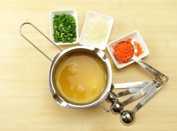 step1: 雞蛋放入盤中打發，加入洋葱粒、紅蘿蔔粒、葱粒及<span class="group_2">調味料</span>拌勻。