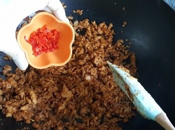 step9: 加入指天椒，炒勻。