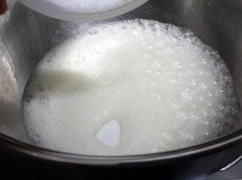 step9: 凍蛋白用電動打蛋器打至粗泡，將60克砂糖分三次加入，先加入1/3砂糖份量；再用電動打蛋器高速打至蛋白成細小的泡泡，再加入1/2砂糖份量