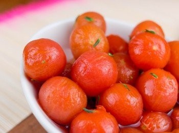 step4: 湯汁留在煲內，下蘋果醋拌勻，待涼後，將湯汁倒入蕃茄瓶內，放入雪櫃約數小時後即可享用～
